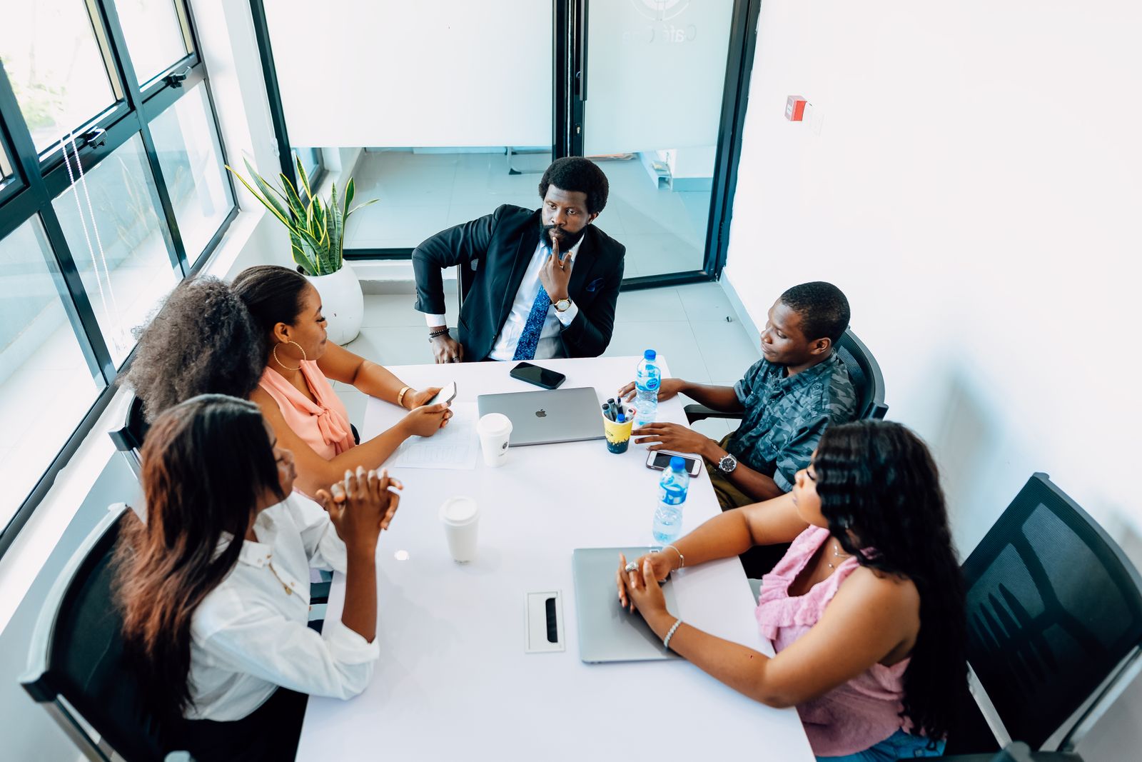 Employer discussing hiring needs with Primewit consultants